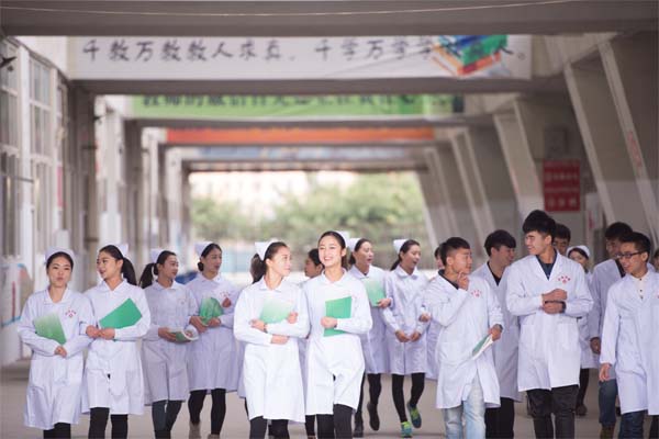 成都华西卫校招生，绵阳的学生可以去读职高吗?以后可以到哪些地方实习呢?