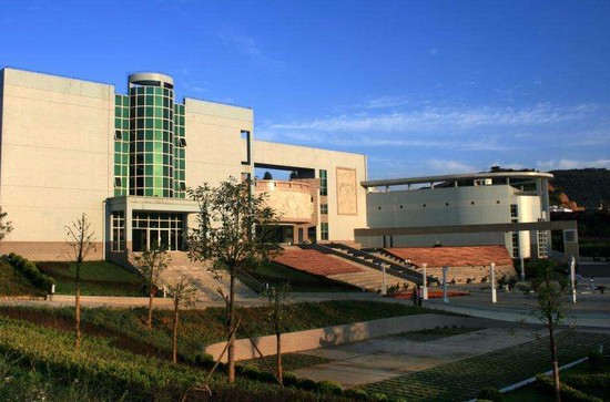 重庆市护理职业学院寝室宿舍条件与学校食堂环境图片