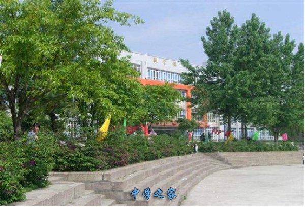 成都华大医药卫生学校是公办还是民办_学校地址