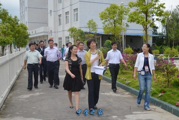 领导参观学校