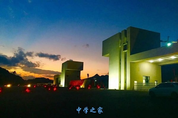 夜景中的校园